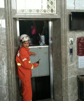 懷集一酒店電梯突發故障致8人被困，消防官兵火速馳援成功解救